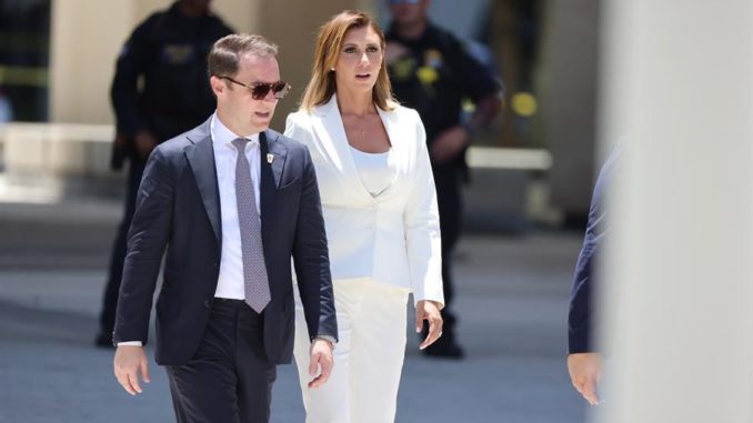 07f1f38229036bbc89ce7b3b90fd2b45c195046fminiw Miami (United States), 13/06/2023.- Lawyer for US former President Donald Trump, Alina Habba (R), arrives at the Wilkie D. Ferguson United States Courthouse where Trump is scheduled to surrender to federal authorities in Miami, Florida, USA, 13 June 2023. Trump is facing multiple federal charges stemming from an US Justice Department investigation led by Special Counsel Jack Smith related to Trump's alleged mishandling of classified national security documents. (Estados Unidos) EFE/EPA/JUSTIN LANE