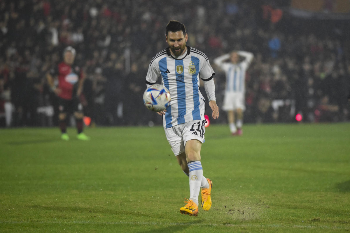 AME8732. ROSARIO (ARGENTINA), 24/06/2023.- Lionel Messi participa en el partido de despedida de Maxi Rodríguez, hoy en el estadio Coloso Marcelo Bielsa en Rosario (Argentina).EFE/ Franco Trovato Fuoco