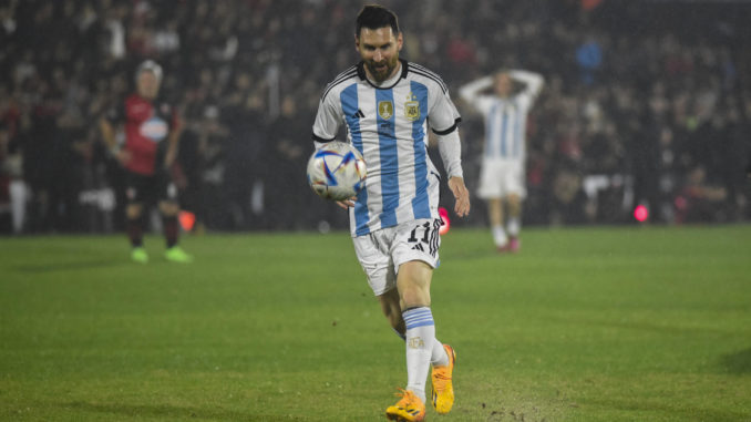 AME8732. ROSARIO (ARGENTINA), 24/06/2023.- Lionel Messi participa en el partido de despedida de Maxi Rodríguez, hoy en el estadio Coloso Marcelo Bielsa en Rosario (Argentina).EFE/ Franco Trovato Fuoco