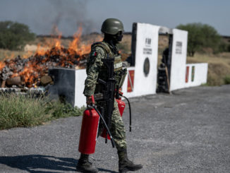 MEX8454. MONTERREY (MEXICO) 23/06/2023.- Integrantes del Ejército mexicano, incineraron estupefacientes hoy, en la IV zona militar en Monterrey, estado de Nuevo León (México). El Ejército mexicano incineró este viernes más de una 1,8 toneladas de droga relacionada con 52 carpetas de investigación en Nuevo León, estado del norte del país fronterizo con Texas, Estados Unidos. EFE/Miguel Sierra.