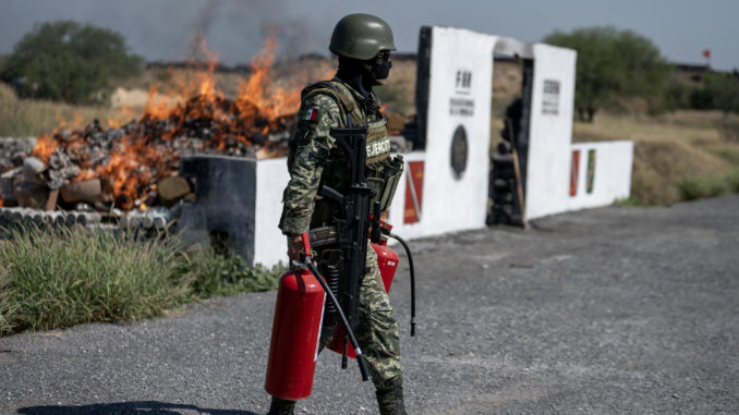 El Ejército mexicano incinera más de 1,8 toneladas de droga en el norte del país MEX8454. MONTERREY (MEXICO) 23/06/2023.- Integrantes del Ejército mexicano, incineraron estupefacientes hoy, en la IV zona militar en Monterrey, estado de Nuevo León (México). El Ejército mexicano incineró este viernes más de una 1,8 toneladas de droga relacionada con 52 carpetas de investigación en Nuevo León, estado del norte del país fronterizo con Texas, Estados Unidos. EFE/Miguel Sierra.