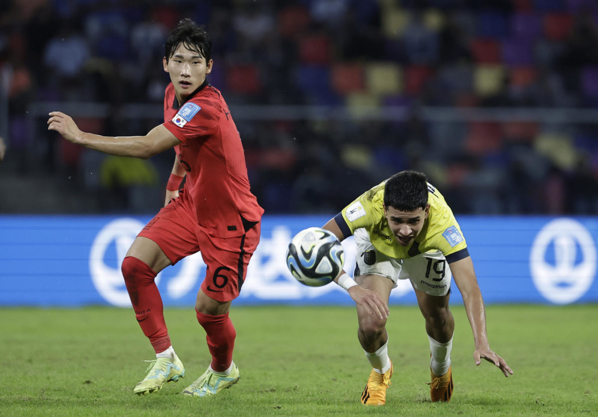 AMDEP2961. SANTIAGO DEL ESTERO (ARGENTINA), 01/06/2023.- Kendry Paez (d) de Ecuador disputa un balón con Hyunbin Park de Corea del Sur hoy, en un partido de los octavos de final de la Copa Mundial de Fútbol sub-20 entre Ecuador y Corea del Sur en el estadio Único de Ciudades en Santiago del Estero (Argentina). EFE/ Juan Ignacio Roncoroni