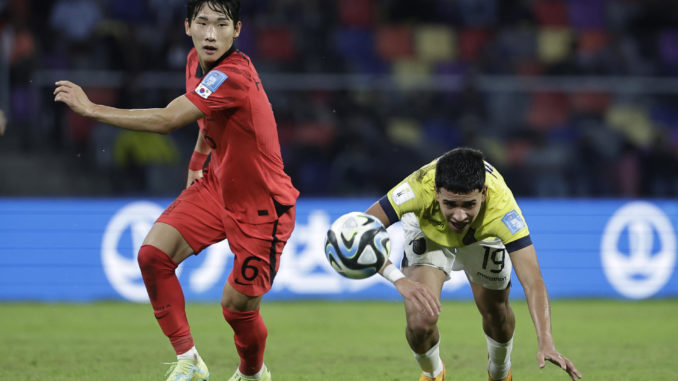 Ecuador - Corea del Sur AMDEP2961. SANTIAGO DEL ESTERO (ARGENTINA), 01/06/2023.- Kendry Paez (d) de Ecuador disputa un balón con Hyunbin Park de Corea del Sur hoy, en un partido de los octavos de final de la Copa Mundial de Fútbol sub-20 entre Ecuador y Corea del Sur en el estadio Único de Ciudades en Santiago del Estero (Argentina). EFE/ Juan Ignacio Roncoroni