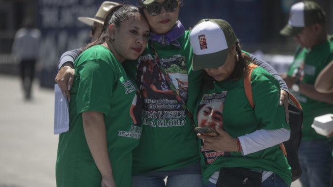 En el Día del Padre, familiares honran en la capital de México a papás desaparecidos