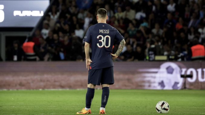 Ligue 1 - PSG vs Clermont Paris (France), 15/04/2023.- Paris Saint Germain's Lionel Messi reacts during the French Ligue 1 soccer match between Paris Saint Germain and Clermont Foot 63 in Paris, France, 03 June 2023. (Francia) EFE/EPA/CHRISTOPHE PETIT TESSON
