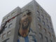 TIRANA (ALBANIA), 08/06/2023.- Un gigantesco mural de un Lionel Messi sonriente con la camiseta de Argentina, firmado por su compatriota Maximiliano Bagnasco, embellece una de las zonas más pobladas de la Tirana (Albania) y será una nueva atracción para los amantes de fútbol. La obra, la primera de un futbolista en la capital albanesa, ha despertado el interés de numerosos curiosos que se detienen a contemplar la fachada de una nueva residencia universitaria de nueve pisos para estudiantes de Medicina, situada cerca del principal hospital de Tirana. EFE/ Mimoza Dhima