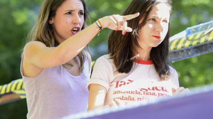 Marcha del Orgullo LGBTI 2023 MADRID, 01/07/2023.- La ministra de Igualdad, Irene Montero (i), y la ministra de Derechos Sociales y Agenda 2030, Ione Belarra, participan en la marcha del Orgullo LGBTI 2023 este sábado, en Madrid. EFE/ Víctor Lerena