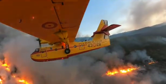 El fuego en la isla española de Tenerife afecta a 12.800 hectáreas