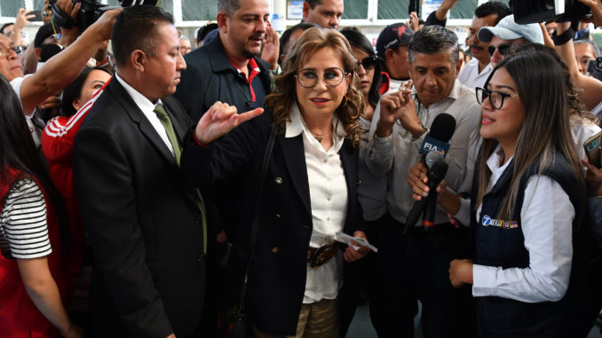 Avanza la votaciÛn en Guatemala para la elecciÛn del presidente