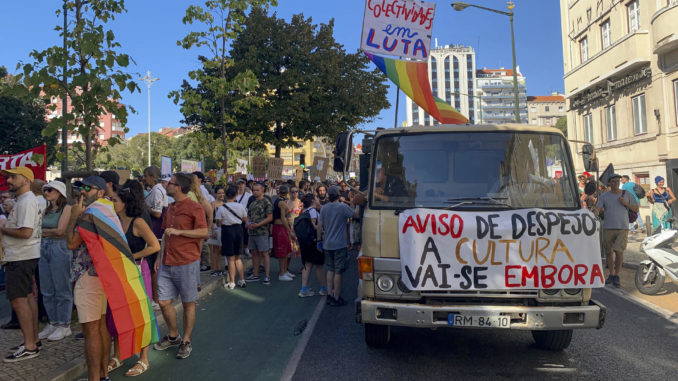 Miles de portugueses salen a las calles por la crisis de vivienda y la justicia