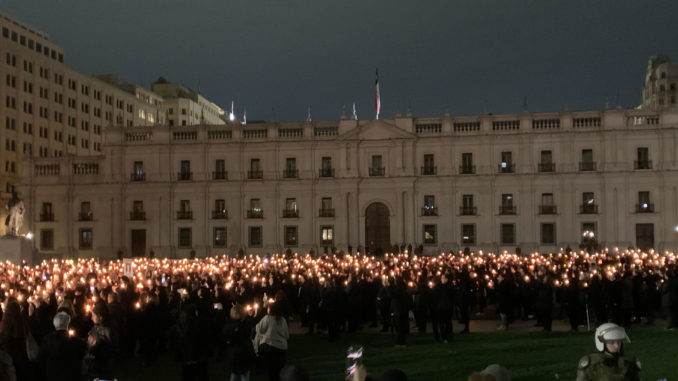 Miles de mujeres rodean La Moneda en silencio para conmemorar los 50 años del golpe