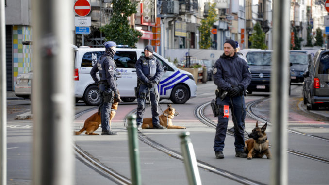 Anuncian la muerte tras un tiroteo del sospechoso del atentado de Bruselas