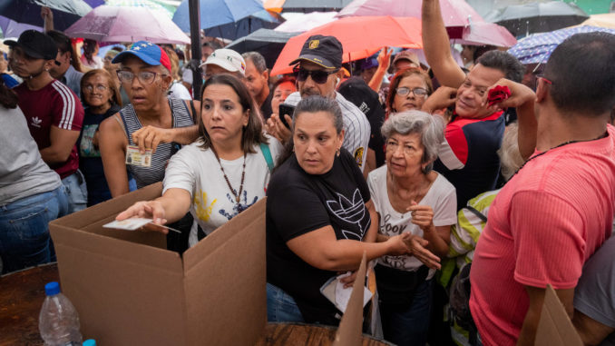 Miles de venezolanos votan esperanzados en un cambio de presidente en 2024