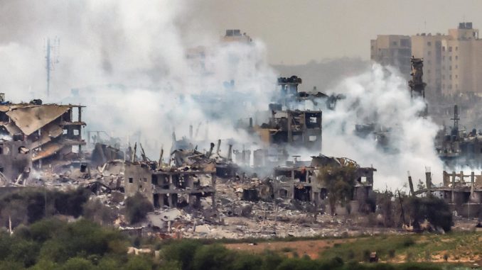El humo se eleva desde la parte norte de la Franja de Gaza como resultado de un ataque aÈreo israelÌ