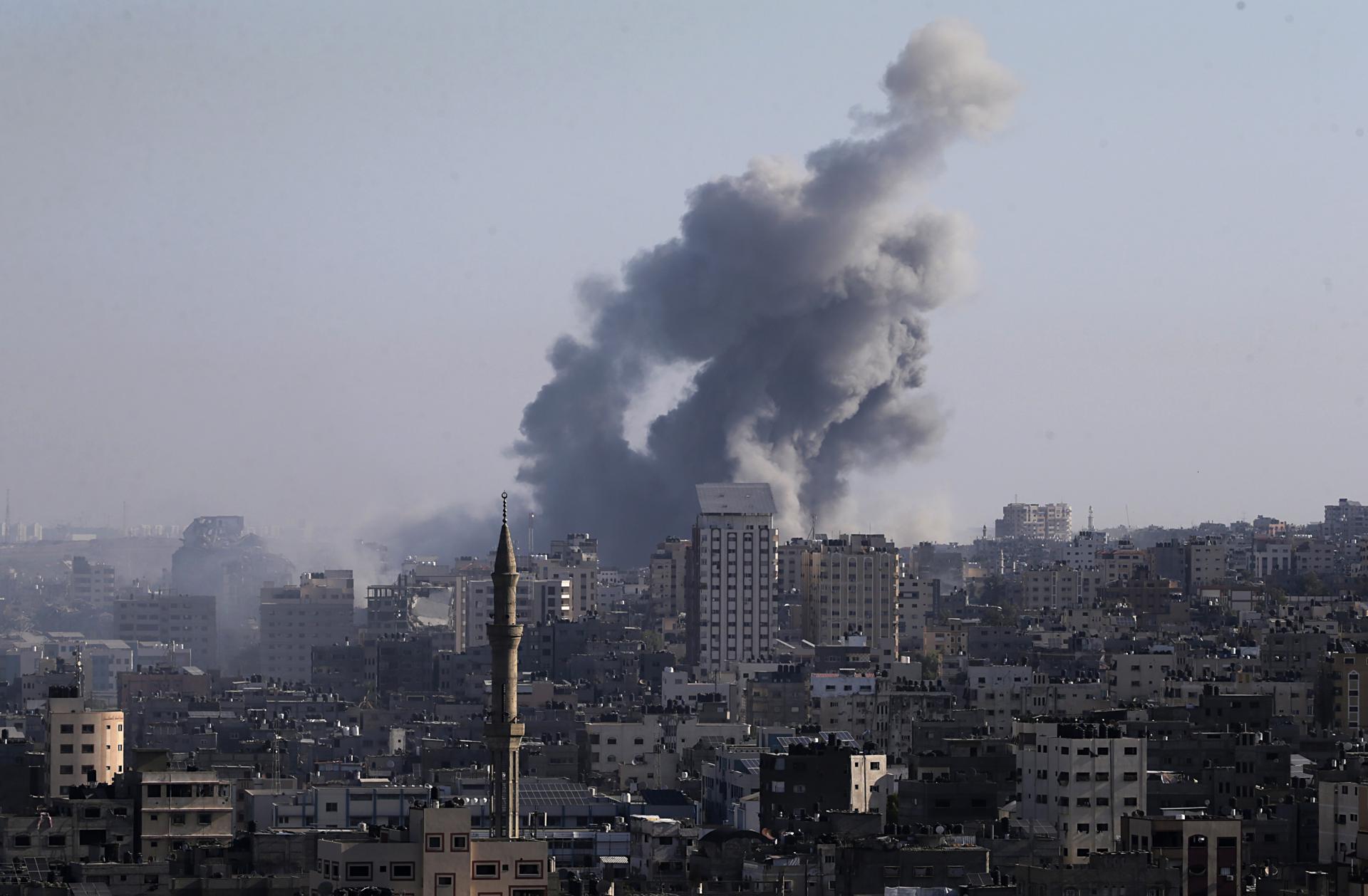 Israel y Hamás continúan sus ataques aéreos al entrar en la tercera semana de guerra