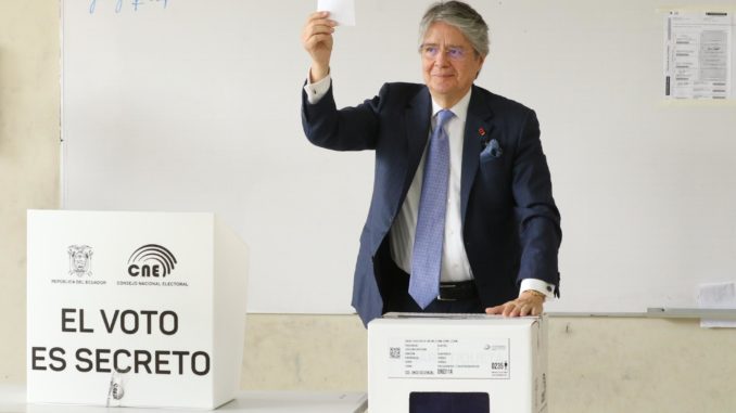 Lasso espera jornada electoral "en paz" y confía en "desterrar demagogia y autoritatismo"