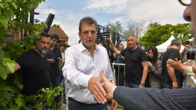 Sergio Massa, candidato de la coaliciÛn oficialista UniÛn por la Patria (peronismo), vota en las elecciones generales