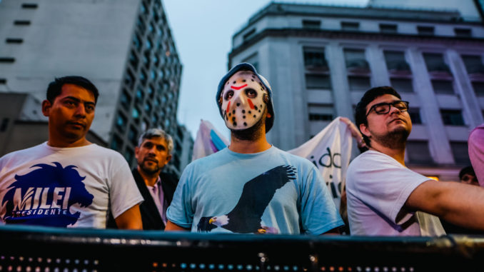 Simpatizantes del libertario Javier Milei se reúnen para esperar los resultados de las elecciones