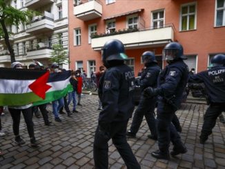 BERLÍN, ALEMANIA - 15 DE MAYO: Agentes de Policía intervienen protestas que se llevaban a cabo en la capital alemana en contra de los crecientes ataques israelíes en la Franja de Gaza, en Berlín, Alemania, el 15 de mayo de 2021. (Abdulhamid Hoşbaş - Agencia Anadolu).