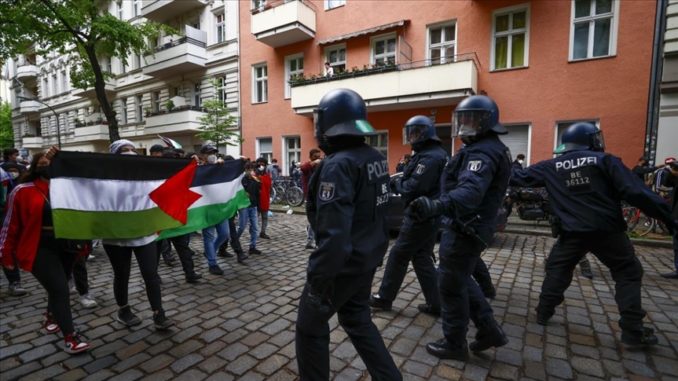 pro BERLÍN, ALEMANIA - 15 DE MAYO: Agentes de Policía intervienen protestas que se llevaban a cabo en la capital alemana en contra de los crecientes ataques israelíes en la Franja de Gaza, en Berlín, Alemania, el 15 de mayo de 2021. (Abdulhamid Hoşbaş - Agencia Anadolu).