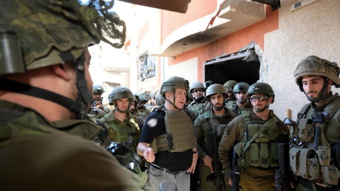 El primer ministro Benjamin Netanyahu (centro) habla con soldados en el norte de la Franja de Gaza el 26 de noviembre de 2023. (Avi Ohayon/GPO) (Avi Ohayon/GPO)