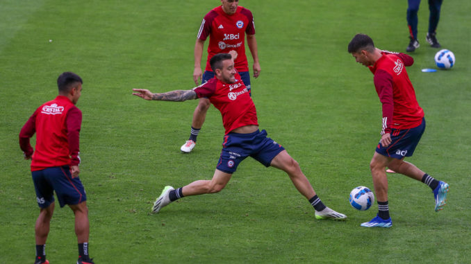 Córdova ve un grupo sano en Chile y anima a los jóvenes a relevar a Alexis, Vidal y Medel