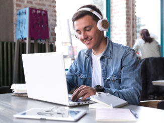 Estudiar en línea hace la educación superior mucho más accesible para todos los estudiantes.