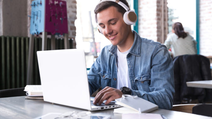 estudiar-en-linea-alternativa-conseguir-empleo Estudiar en línea hace la educación superior mucho más accesible para todos los estudiantes.