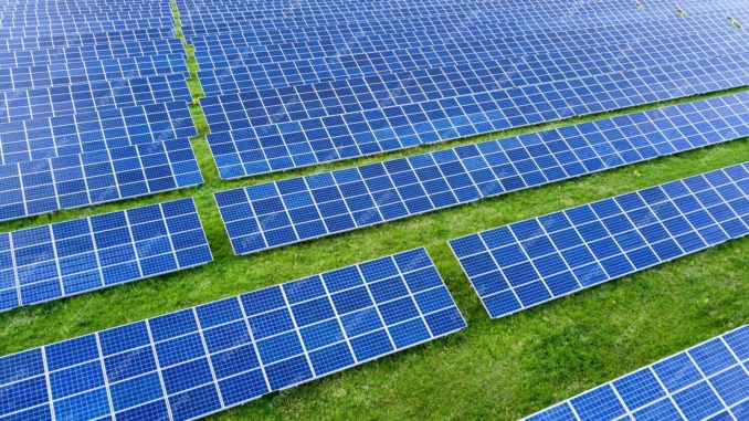 gran-campo-sistema-paneles-solares-fotovoltaicos-que-produce-energia-limpia-renovable-fondo-hierba-verde_127089-424