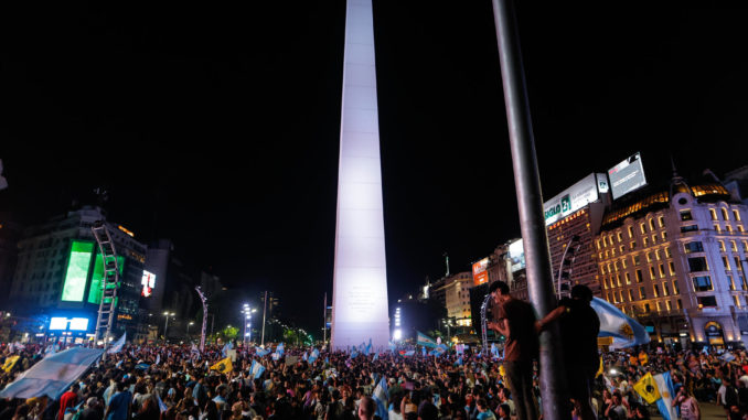 Simpatizantes de Milei celebran en las calles su elección como presidente de Argentina