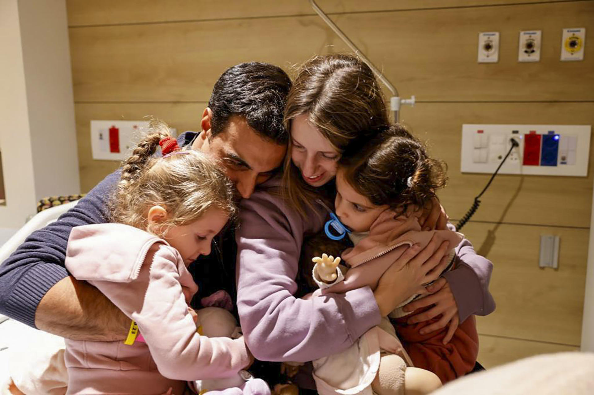 Los trece rehenes israelÌes liberados ayer se encuentran en buen estado de salud