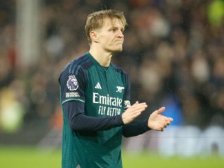 London (United Kingdom), 31/12/2023.- Martin Odegaard of Arsenal applauds fans following the English Premier League soccer match between Fulham FC and Arsenal FC, in London, Britain, 31 December 2023. (Reino Unido, Londres) EFE/EPA/DAVID CLIFF EDITORIAL USE ONLY. No use with unauthorized audio, video, data, fixture lists, club/league logos, 'live' services or NFTs. Online in-match use limited to 120 images, no video emulation. No use in betting, games or single club/league/player publications.