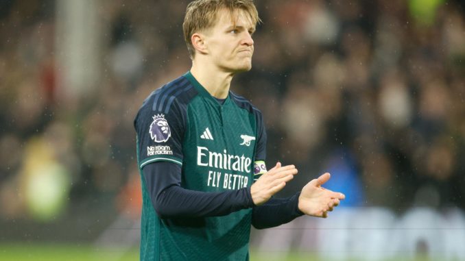 London (United Kingdom), 31/12/2023.- Martin Odegaard of Arsenal applauds fans following the English Premier League soccer match between Fulham FC and Arsenal FC, in London, Britain, 31 December 2023. (Reino Unido, Londres) EFE/EPA/DAVID CLIFF EDITORIAL USE ONLY. No use with unauthorized audio, video, data, fixture lists, club/league logos, 'live' services or NFTs. Online in-match use limited to 120 images, no video emulation. No use in betting, games or single club/league/player publications.