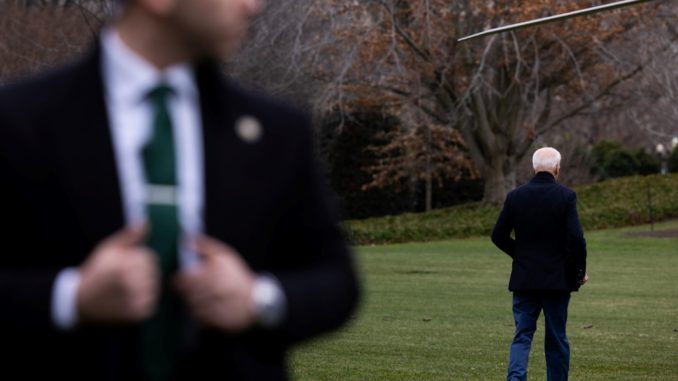 Washington (United States), 23/12/2023.- A Secret Service agent stands watch as US President Joe Biden (R) walks to Marine One on the South Lawn of the White House en route to Camp David presidential retreat, in Washington, DC, USA, 23 December 2023. President Joe Biden heads to the Camp David presidential residence, in Maryland's Catoctin Mountains, where he will spend Christmas. EFE/EPA/JULIA NIKHINSON / POOL