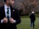 Washington (United States), 23/12/2023.- A Secret Service agent stands watch as US President Joe Biden (R) walks to Marine One on the South Lawn of the White House en route to Camp David presidential retreat, in Washington, DC, USA, 23 December 2023. President Joe Biden heads to the Camp David presidential residence, in Maryland's Catoctin Mountains, where he will spend Christmas. EFE/EPA/JULIA NIKHINSON / POOL