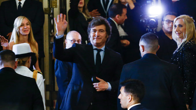 Javier Milei asiste al Teatro Colón para presenciar obra tras su asunción