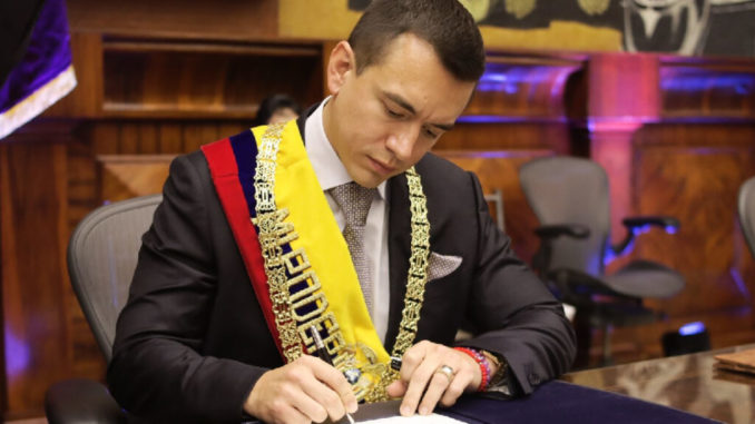 El-presidente-Daniel-Noboa-firmo-su-primer-decreto-ejecutivo-al-asumir-el-mando-el-23.11.2023-1024x574