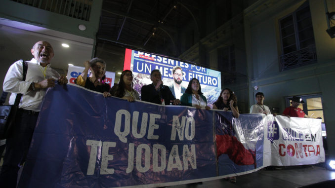 Celebración en el comando del "En Contra" tras al plebiscito constitucional chileno