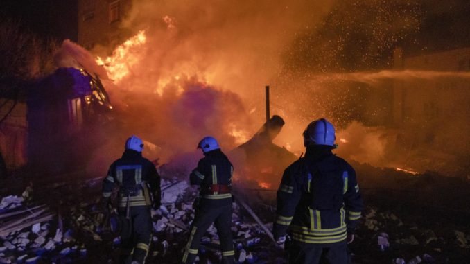 Rusia ataca un edificio en el centro de Járkov y deja ocho heridos