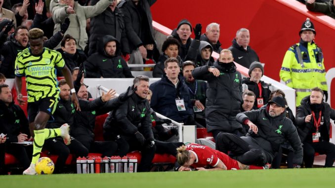 Liverpool (United Kingdom), 23/12/2023.- Konstantinos Tsimikas of Liverpool collides with his manager Juergen Klopp on the touchline during the English Premier League soccer match between Liverpool FC and Arsenal FC, in Liverpool, Britain, 23 December 2023. (Reino Unido) EFE/EPA/ADAM VAUGHAN EDITORIAL USE ONLY. No use with unauthorized audio, video, data, fixture lists, club/league logos, 'live' services or NFTs. Online in-match use limited to 120 images, no video emulation. No use in betting, games or single club/league/player publications. Liverpool (United Kingdom), 23/12/2023.- Konstantinos Tsimikas of Liverpool collides with his manager Juergen Klopp on the touchline during the English Premier League soccer match between Liverpool FC and Arsenal FC, in Liverpool, Britain, 23 December 2023. (Reino Unido) EFE/EPA/ADAM VAUGHAN EDITORIAL USE ONLY. No use with unauthorized audio, video, data, fixture lists, club/league logos, 'live' services or NFTs. Online in-match use limited to 120 images, no video emulation. No use in betting, games or single club/league/player publications.