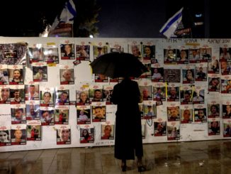 Tel Aviv (Israel), 23/12/2023.- An Israeli activist looks at pictures of hostages held by Hamas in Gaza Strip, at the Hostages Square, in Tel Aviv, Israel, 23 December 2023. Thousands of Israelis and Palestinians have died since the militant group Hamas launched an unprecedented attack on Israel from the Gaza Strip on 07 October, and the Israeli strikes on the Palestinian enclave which followed it. (Protestas) EFE/EPA/ATEF SAFADI