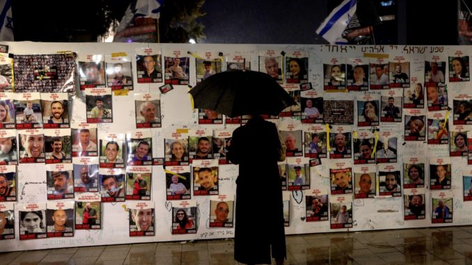 web gaza Tel Aviv (Israel), 23/12/2023.- An Israeli activist looks at pictures of hostages held by Hamas in Gaza Strip, at the Hostages Square, in Tel Aviv, Israel, 23 December 2023. Thousands of Israelis and Palestinians have died since the militant group Hamas launched an unprecedented attack on Israel from the Gaza Strip on 07 October, and the Israeli strikes on the Palestinian enclave which followed it. (Protestas) EFE/EPA/ATEF SAFADI