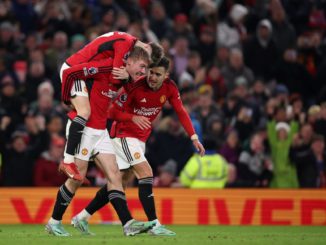 Manchester (United Kingdom), 26/12/2023.- Rasmus Hojlund of Manchester United (C) and Alejandro Garnacho of Manchester United celebrate the 3-2 goal during the English Premier League soccer match between Manchester United and Aston Villa in Manchester, Britain, 26 December 2023. (Reino Unido) EFE/EPA/ADAM VAUGHAN EDITORIAL USE ONLY.