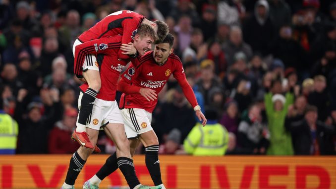 web un Manchester (United Kingdom), 26/12/2023.- Rasmus Hojlund of Manchester United (C) and Alejandro Garnacho of Manchester United celebrate the 3-2 goal during the English Premier League soccer match between Manchester United and Aston Villa in Manchester, Britain, 26 December 2023. (Reino Unido) EFE/EPA/ADAM VAUGHAN EDITORIAL USE ONLY.