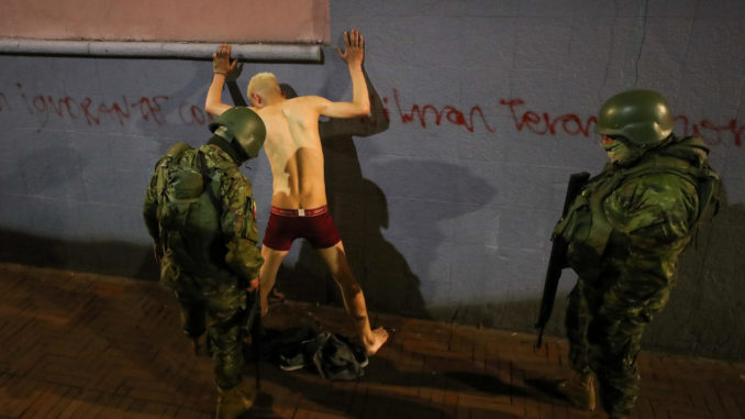 Militares realizan un control de armas en las calles de Quito
