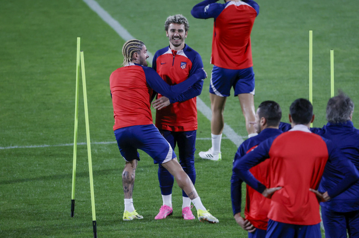 RIAD (ARABIA SAUDÍ), 09/01/2024.- Los futbolistas del Atlético de Madrid Antoine Griezmann (c-d) y Rodrigo De Paul (i) participan en el entrenamiento de este miércoles en las instalaciones del Al-Nassr en Riad, Arabia Saudí, en la víspera del partido de semifinales de la Supercopa de España ante el Real Madrid. EFE/ Juan Carlos Cárdenas