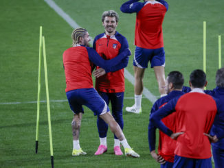 RIAD (ARABIA SAUDÍ), 09/01/2024.- Los futbolistas del Atlético de Madrid Antoine Griezmann (c-d) y Rodrigo De Paul (i) participan en el entrenamiento de este miércoles en las instalaciones del Al-Nassr en Riad, Arabia Saudí, en la víspera del partido de semifinales de la Supercopa de España ante el Real Madrid. EFE/ Juan Carlos Cárdenas