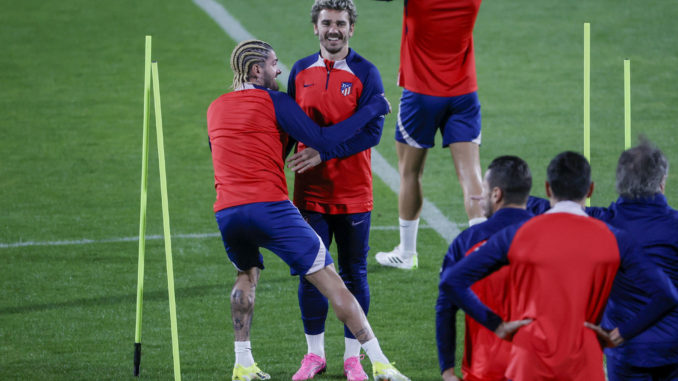 Entrenamiento del Atlético de Madrid RIAD (ARABIA SAUDÍ), 09/01/2024.- Los futbolistas del Atlético de Madrid Antoine Griezmann (c-d) y Rodrigo De Paul (i) participan en el entrenamiento de este miércoles en las instalaciones del Al-Nassr en Riad, Arabia Saudí, en la víspera del partido de semifinales de la Supercopa de España ante el Real Madrid. EFE/ Juan Carlos Cárdenas