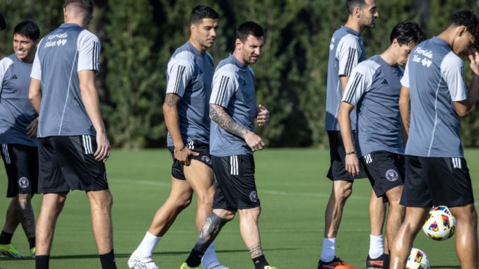 Uruguayan striker Luis Suarez presented at Inter Miami Fort Lauderdale (United States), 13/01/2024.- Luis Suarez (C-L) and Lionel Messi (C-R) participate in the first training of the Inter Miami CF 2024 preseason in Fort Lauderdale, Florida, USA, 13 January 2024. EFE/EPA/CRISTOBAL HERRERA-ULASHKEVICH