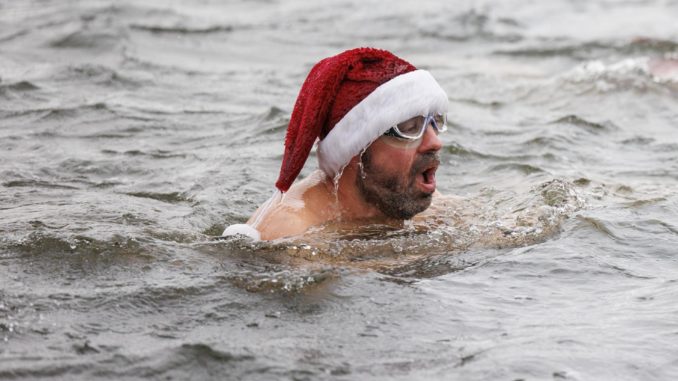 Chapuzón del Día de Navidad en el lago Serpentine de Hyde Park